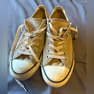 Women’s Beige All-Star Converse w/ Dual-Colored Tongue. Red & Grey/Beige W9 / M7